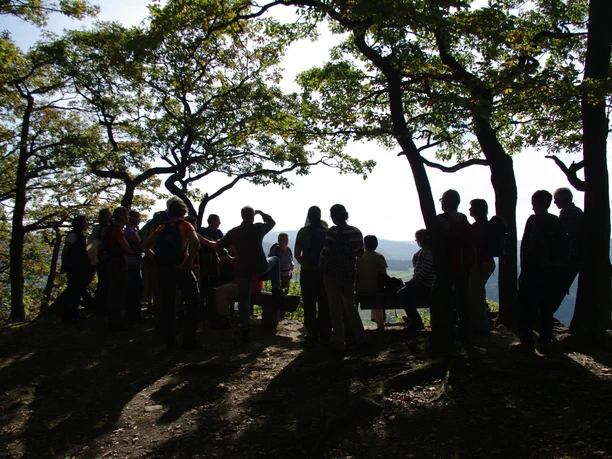 Gruppe genießt die schöne Aussicht