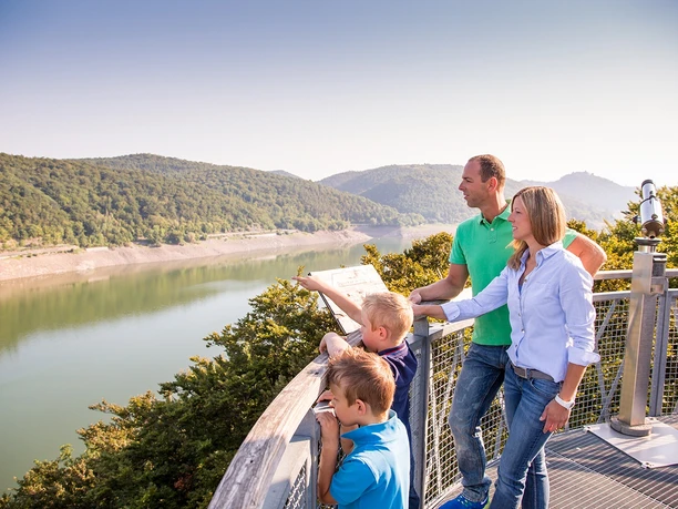 Familie auf dem Baumkronenweg