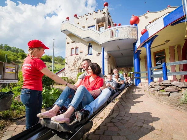 Sommerrodelbahn Edersee Bedienungserklärung durch Mitarbeiter vorm Start