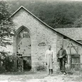 Zwei Arbeiter vor der Bericher Hütte ca. 1912