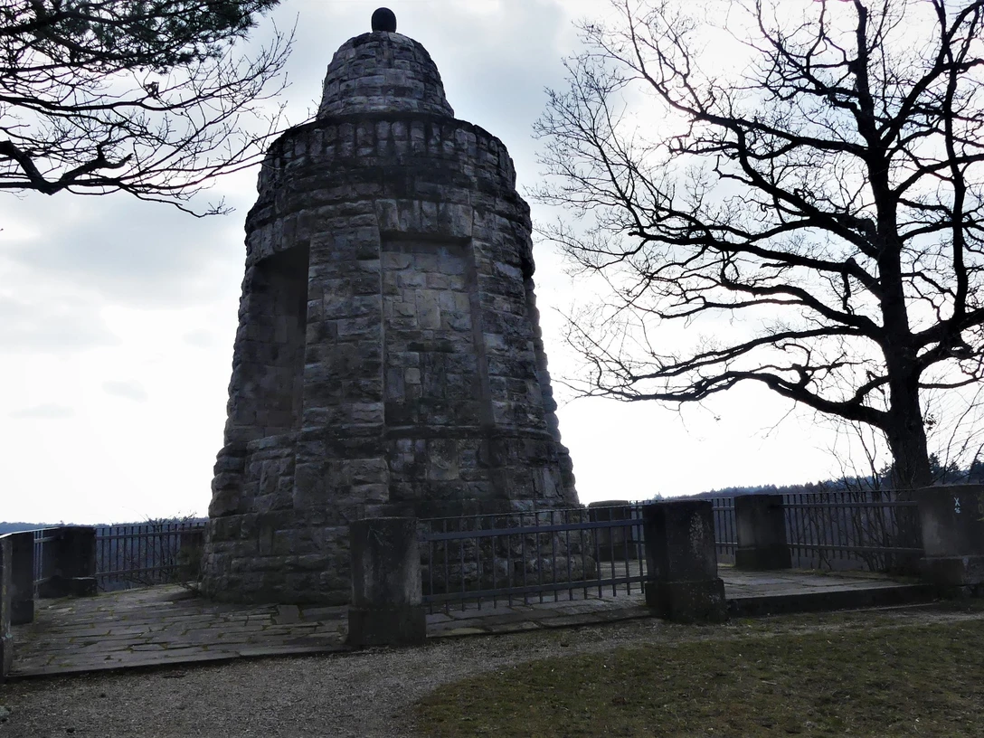 Dr. Marc Turm bei Bad Wildungen mit schönen Ausblick in das Helenental