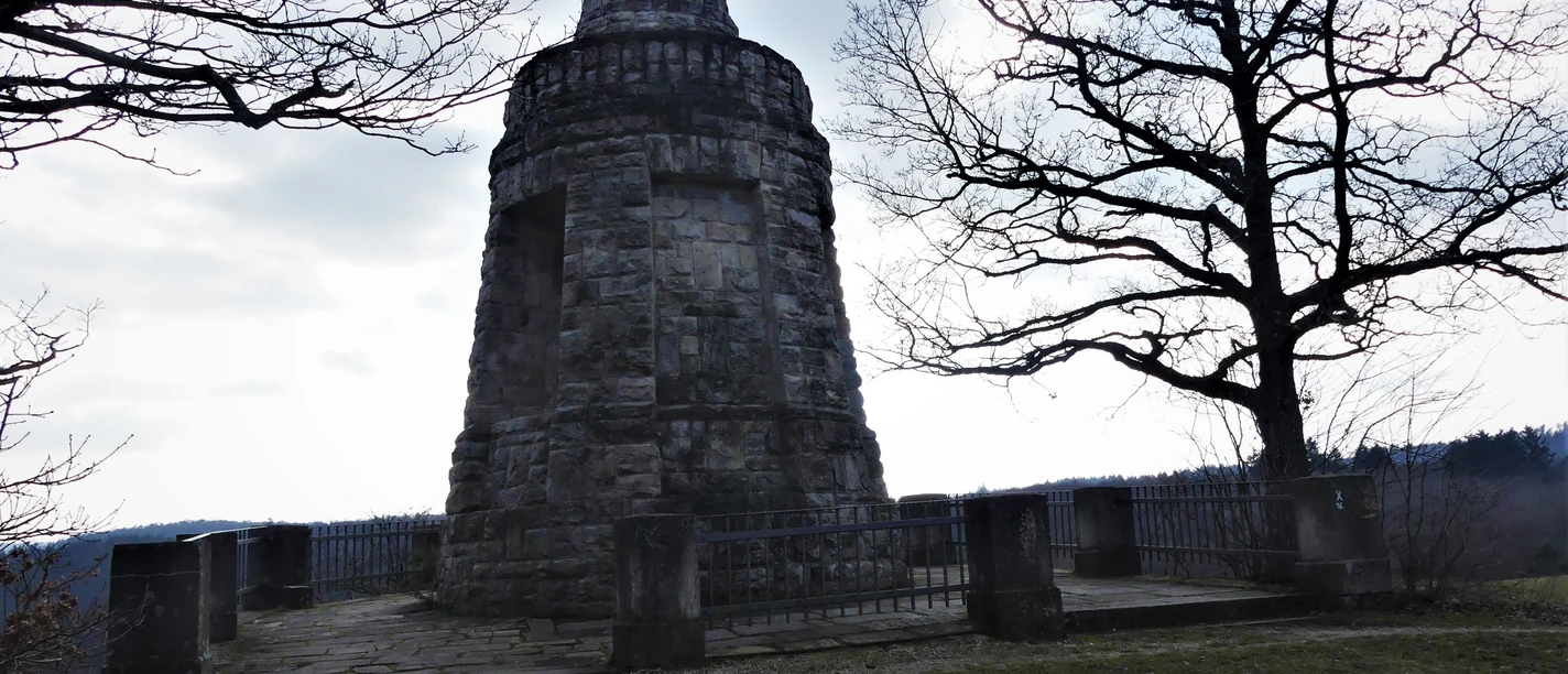 Dr. Marc Turm bei Bad Wildungen mit schönen Ausblick in das Helenental