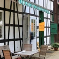 Biohof Hofcafe auf Hof zur Hellen im Windrather Tal be Velbert Traditionelles Fachwerkhaus mit Außenterrasse und geöffnetem Hofcafé im Windrather Tal bei Velbert.