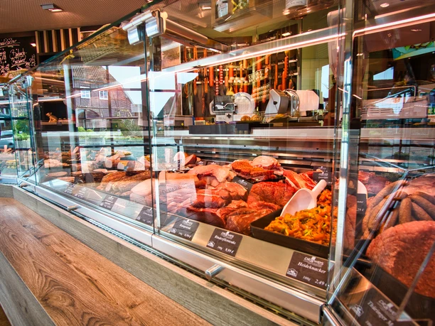 Landschlachterei Drewes-Theke Kühltheke einer Landschlachterei mit großer Auswahl an frischem Fleisch und Wurst.