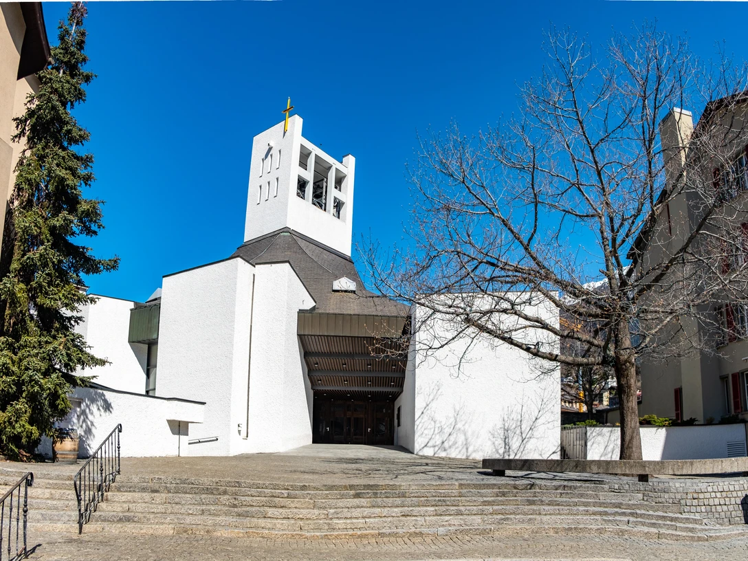 Pfarreikirche Herz-Jesu Brig Aussenaufnahme der Pfarreikirche Herz-JesuExterior view of the Sacred Heart Parish ChurchVue extérieure de l'église paroissiale Herz-Jesu