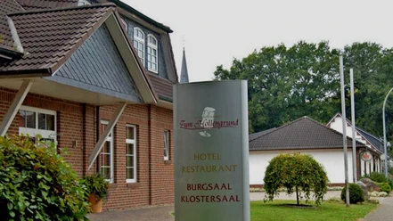 Hinweisschild Hotel zum Hollengrund in Heeslingen Hotel zum Hollengrund bord in Heeslingen