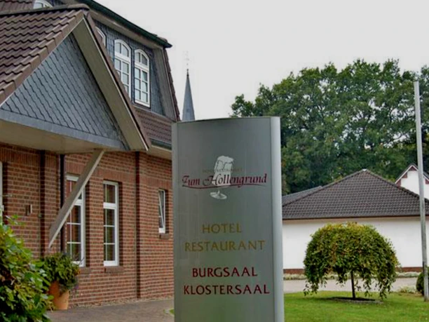 Hinweisschild Hotel zum Hollengrund in Heeslingen Hinweisschild Hotel zum Hollengrund in Heeslingen