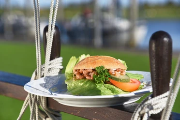 Krabbenbrötchen Krabbenbrötchen auf Teller vor Wasserblick