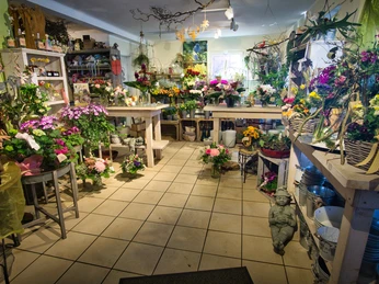 Blüte und Stil Ein blumengeschmückter Laden voller stilvoller Blumenarrangements und dekorativer Elemente.