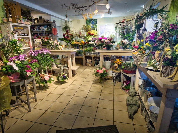 Blüte und Stil Ein blumengeschmückter Laden voller stilvoller Blumenarrangements und dekorativer Elemente.