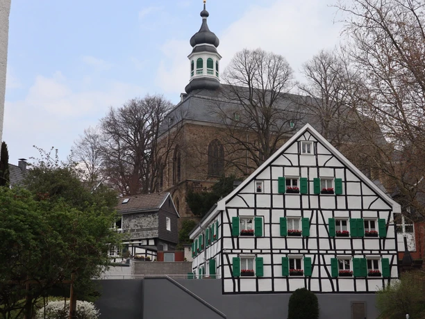 Gräfrather Klosterkirche St. Mariä Himmelfahrt Gräfrather Klosterkirche St. Mariä Himmelfahrt