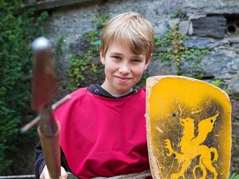 rittertrail-schloss-oberhofen-junge-mit-schild-und-lanze.jpg