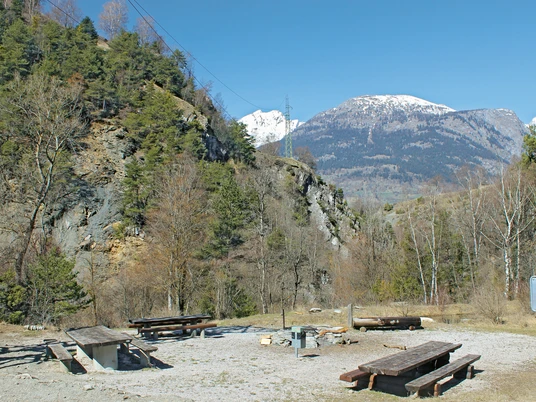 Feuerstelle_Gringji_Platz.jpg Platz bei der Feuerstelle GringjiPlace at the Gringji fire pitPlace près du foyer Gringji
