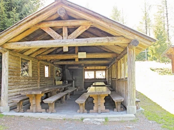 Feuerstelle_zGarten_Unterstand.jpg Unterstand bei der Feuerstelle z'GartenShelter at the fire pit in the gardenAbri près du foyer z'Garten