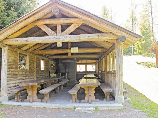 Feuerstelle_zGarten_Unterstand.jpg Unterstand bei der Feuerstelle z'Garten