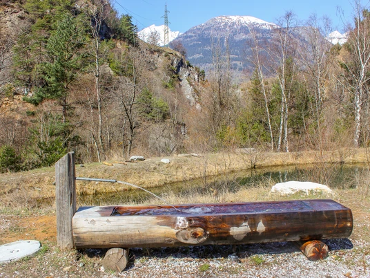 Feuerstelle_Gringji_Brunnen.jpg Brunnen bei der Feuerstelle GringjiFountain near the Gringji fireplaceFontaine près du foyer Gringji
