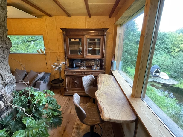 Innen-Ansicht mit Gartenblick