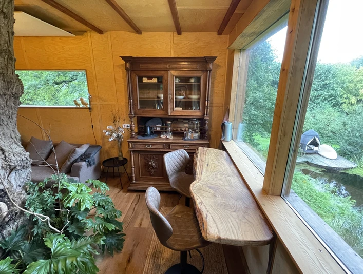 Innen-Ansicht mit Gartenblick