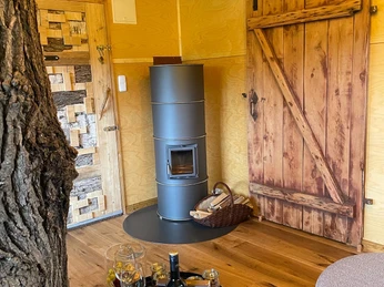 Innen-Ansicht mit Blick auf den Kamin