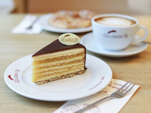 Gilgen's Cappuccino und Herrentorte.jpg