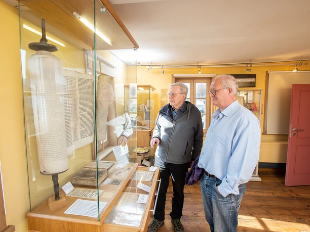 Vitrine mit Torarolle - Mikwe