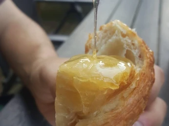 Honig mit Croissant