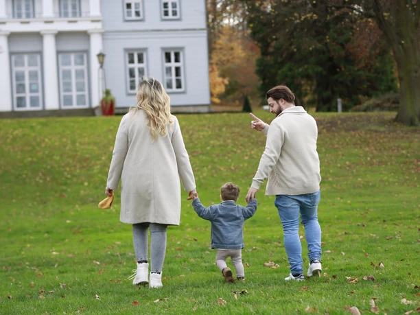 Kurpark mit Familie und Schlösschen