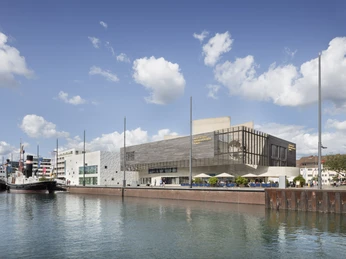 Deutsches-Auswandererhaus Außen_COPYRIGHT Deutsches-Auswandererhaus-FOTO-Werner-Huthmacher.jpg