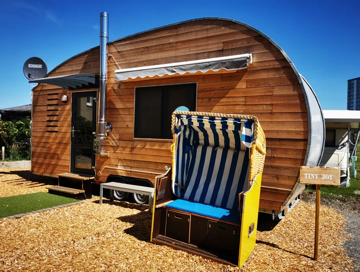 Campingplatz Strandgut Aussenbereich Joy_Sebastian Schlagmann.jpg