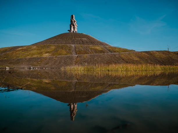 Halde Rheinelbe, Gelsenkirchen Halde Rheinelbe in Gelsenkirchen mit Himmelstreppe, gespiegelt im Wasser.