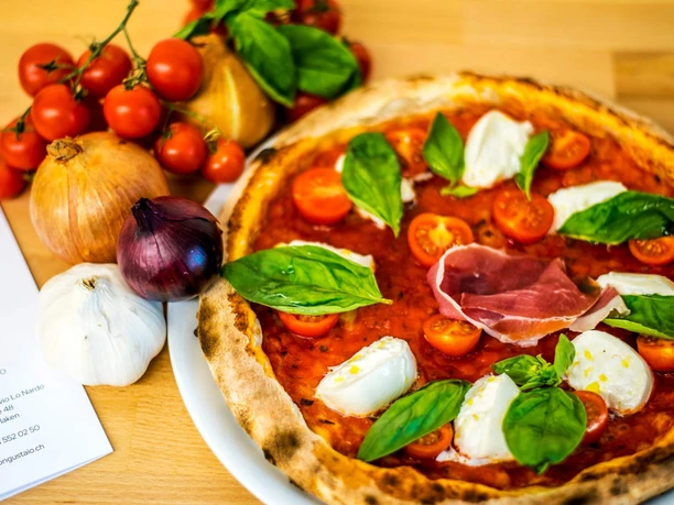 il-buongustaio-pizza-mit-frischen-zutaten.jpg