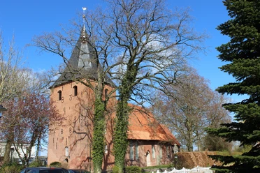 St. Marien Kirche Neuenkirchen Die historische Backsteinkirche St. Marien in Neuenkirchen begeistert mit ihrem markanten Turm.