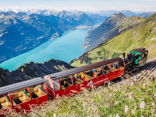 brienz-rothorn-bahn-bergstation-aussicht-brienzersee-interlaken-berneralpen.jpg