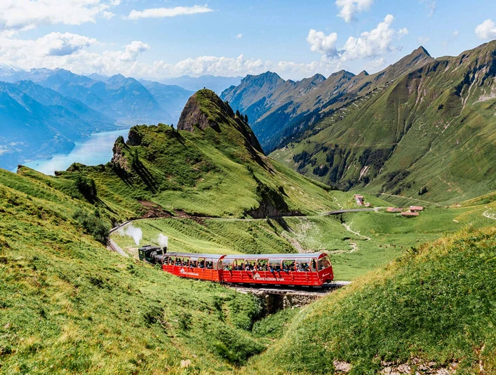 brienz-rothorn-bahn-unterweg-richtung-bergstation.jpg