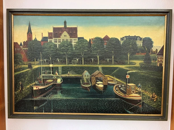 Ernst Thoms-Nienburger Hafen Das Ölgemälde von Ernst Thoms zeigt den Nienburger Hafen mit Booten, umgeben von grünen Bäumen.