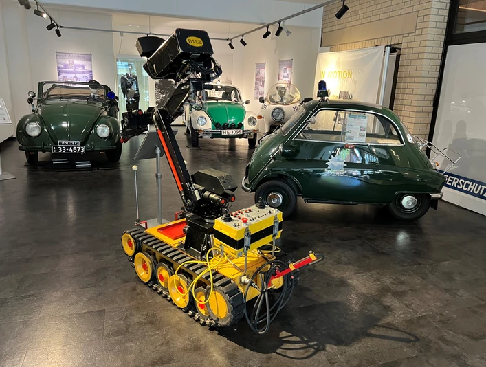 Ein Innenraum des Polizeimuseums Niedersachsen mit historischen Polizeiautos und einem Roboter.An interior of the Lower Saxony Police Museum with historic police cars and a robot.Et interiør fra Niedersachsens politimuseum med historiske politibiler og en robot.Een interieur van het politiemuseum van Nedersaksen met historische politieauto's en een robot.