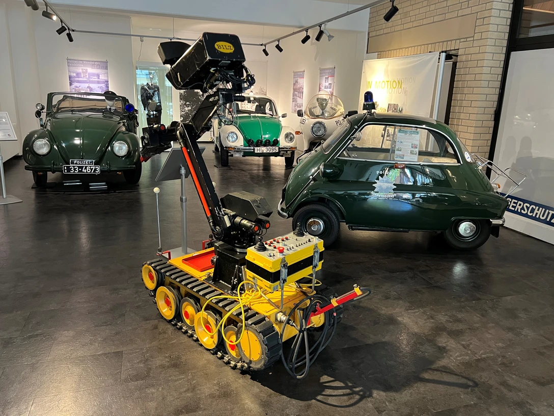 Polizeimuseum Niedersachsen Ein Innenraum des Polizeimuseums Niedersachsen mit historischen Polizeiautos und einem Roboter.An interior of the Lower Saxony Police Museum with historic police cars and a robot.Et interiør fra Niedersachsens politimuseum med historiske politibiler og en robot.Een interieur van het politiemuseum van Nedersaksen met historische politieauto's en een robot.