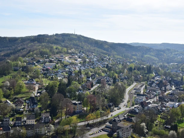 Blick vom Haldyturm Engelskirchen: Panoramablick auf grüne Hügel und dichte Wohnsiedlungen unter klarem Himmel.