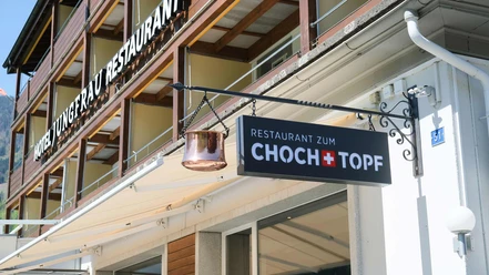 restaurant-zum-chochtopf-anschrift-kessel-fassade-gebaeude.jpg
