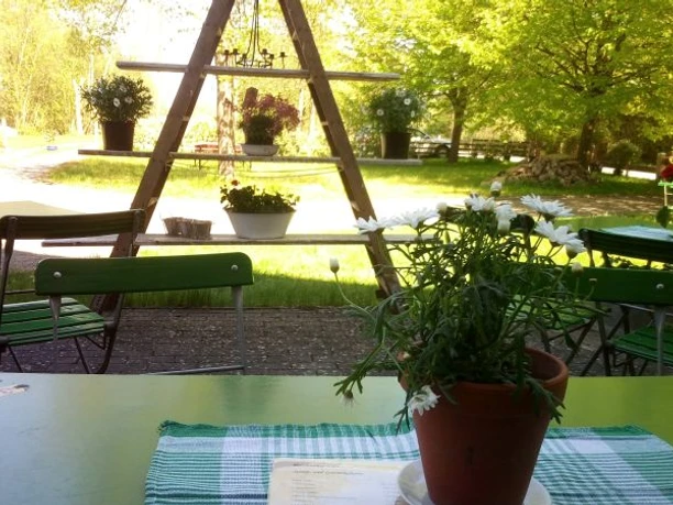 Portland_Cafe_Gemütliche_Sitzgelegenheit_im_Aussenbereich_BR_SG_Hemmoor.jpg