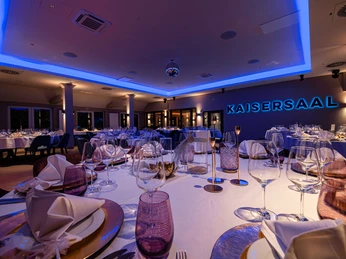 Minden - Kaisersaal_Minden_Saal_Hahne.jpg Das Bild zeigt einen gedecken Saal.