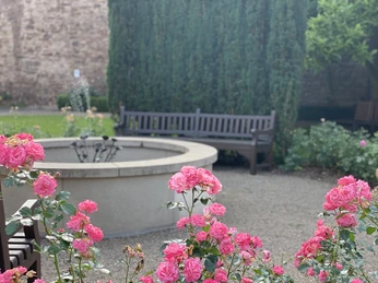 Pause im Rosengarten