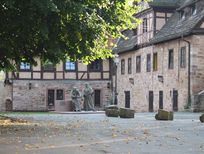 Kloster mit Mönchen