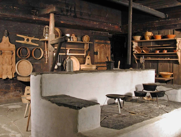 Küche des Talmuseums Agensteinhaus Historische Feuerküche im Talmuseum AgensteinhausCuisine à feu historique au musée de la vallée d'Agensteinhaus