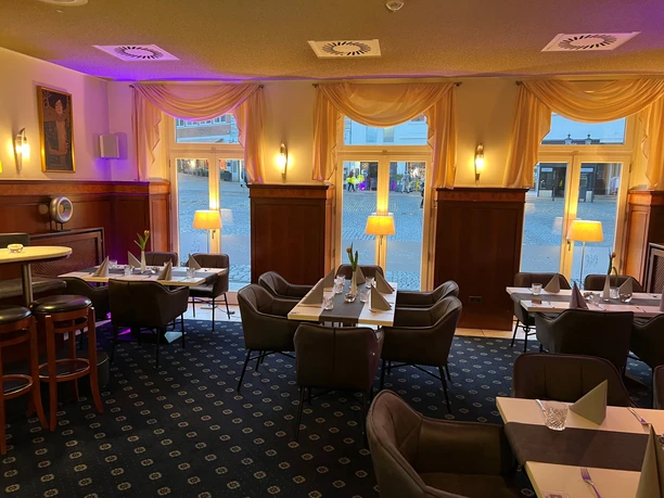 Das Bild zeigt Sitzmöglichkeiten des Restaurants mit Blick auf den Marktplatz.