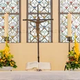 Lazarus-Kirche Kästorf_Altar mit Blumenschalen.jpg