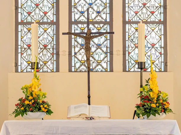 Lazarus-Kirche Kästorf_Altar mit Blumenschalen.jpg