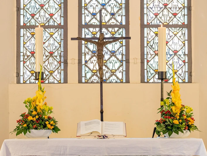 Lazarus-Kirche Kästorf_Altar mit Blumenschalen.jpg