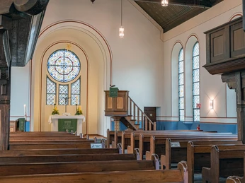 Lazarus-Kirche Kästorf_innen zum geschmückten Altar.jpg
