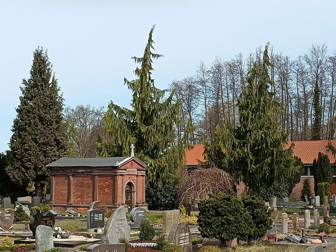 St.-Marien-Friedhof Isenbüttel.jpg